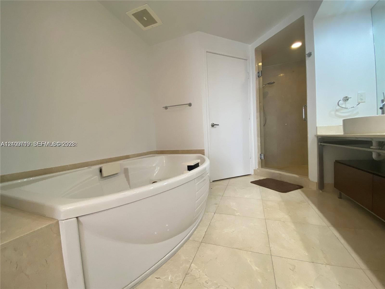 The jacuzzi jets are not working, however the tub can still be used as a reglar bathtub.