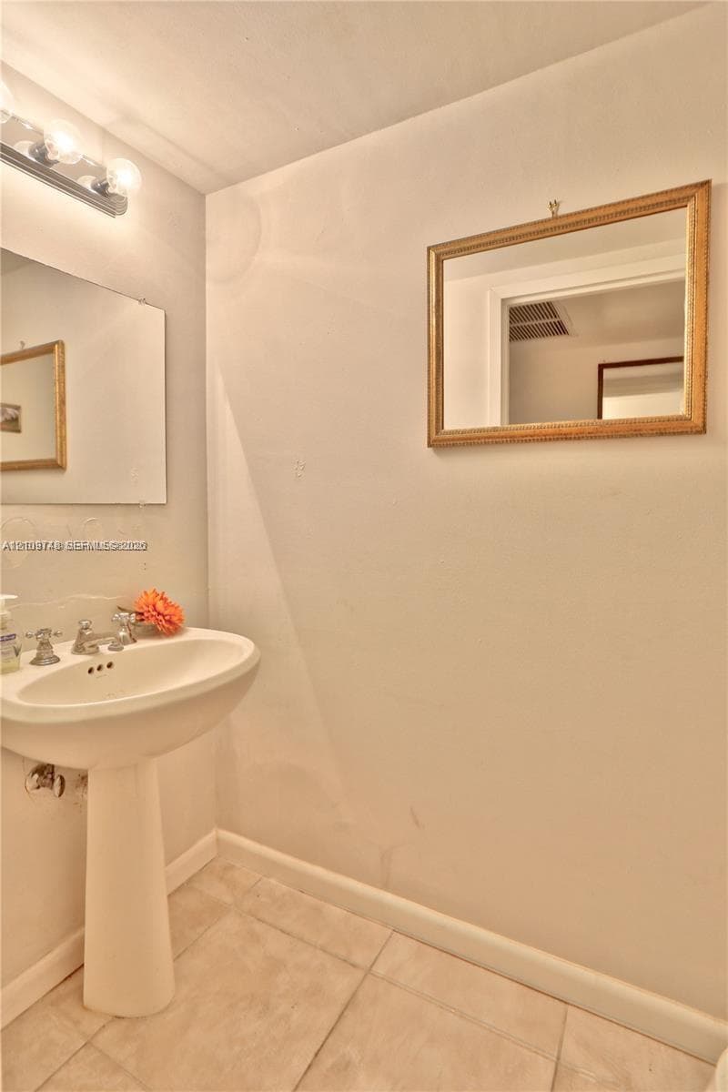 Venetia · #10G in Miami - Photo 8