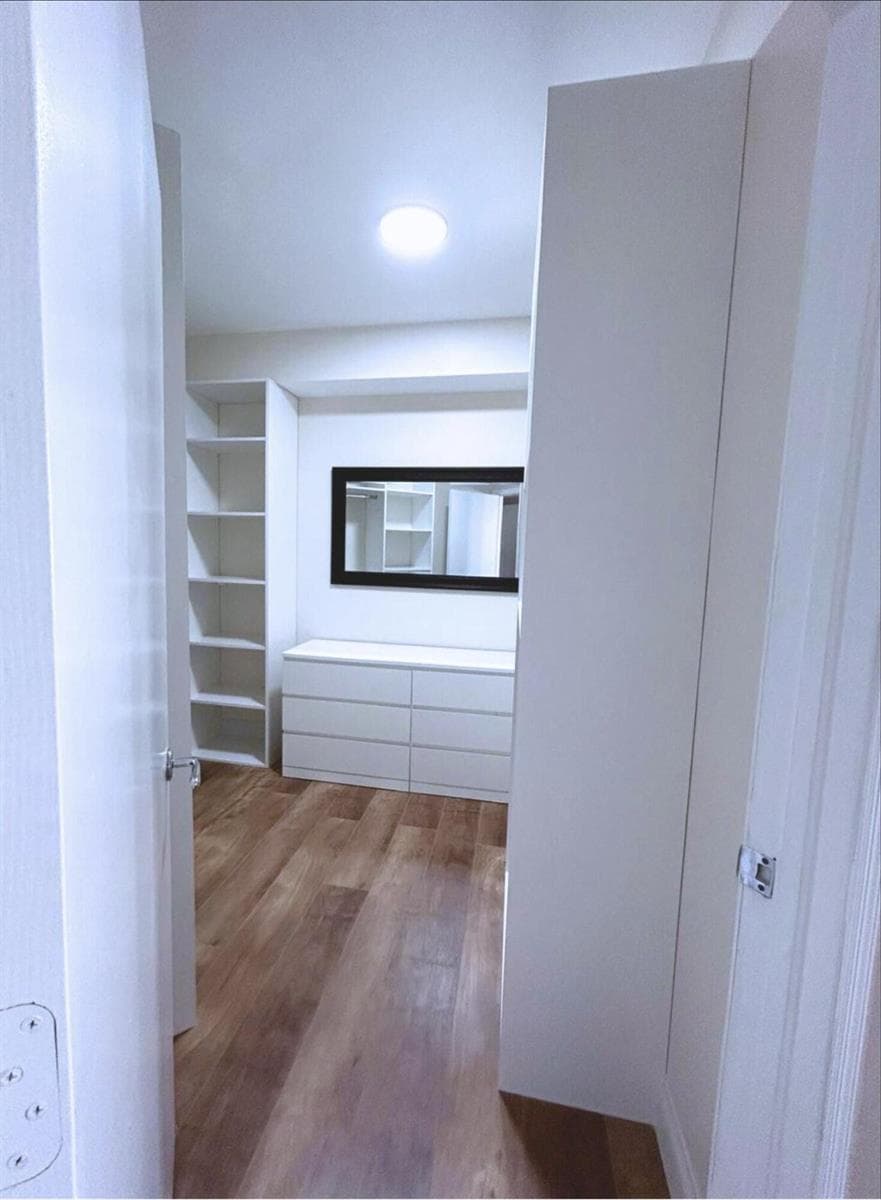WALK-IN CLOSET