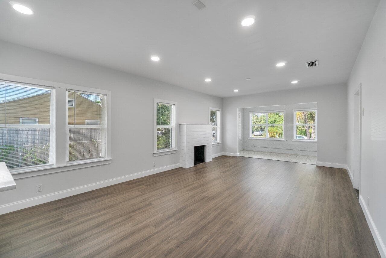 009-42453rdStreet-WestPalmBeach-FL-33407
