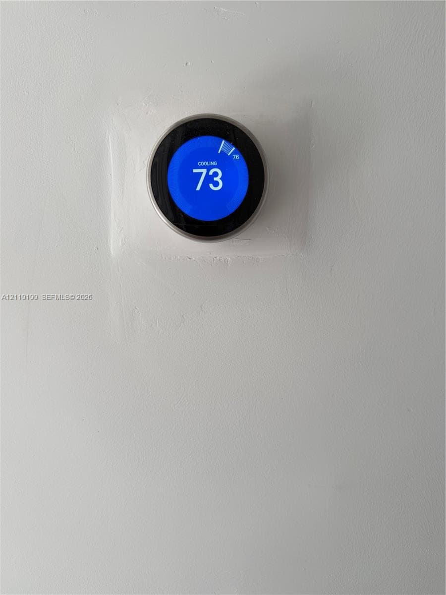 Wall-mounted smart thermostat with a circular digital interface