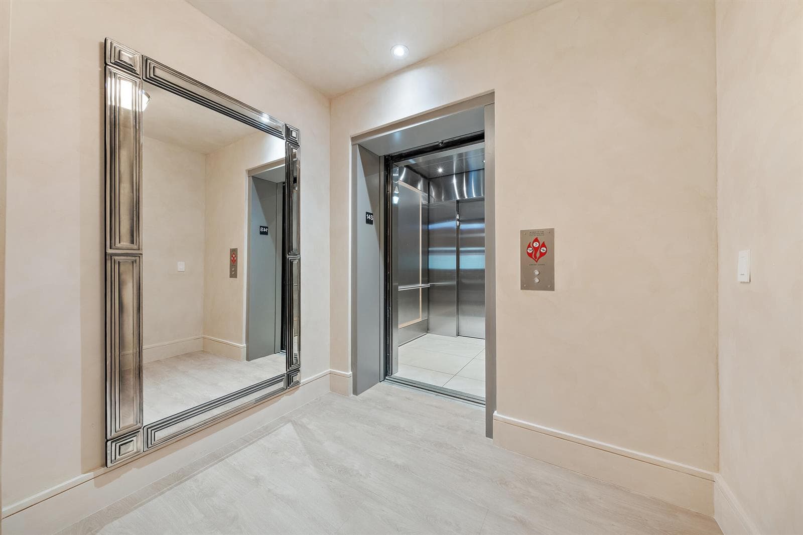 Private Elevator/Foyer