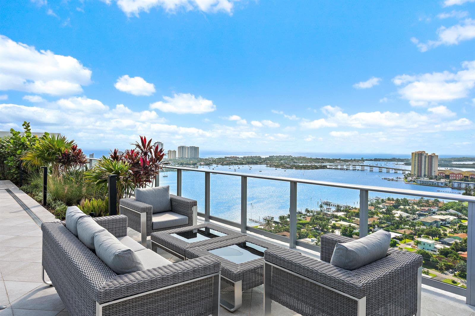 Rooftop Pool - Sun Deck