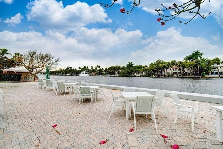 Grill & Lounge Area