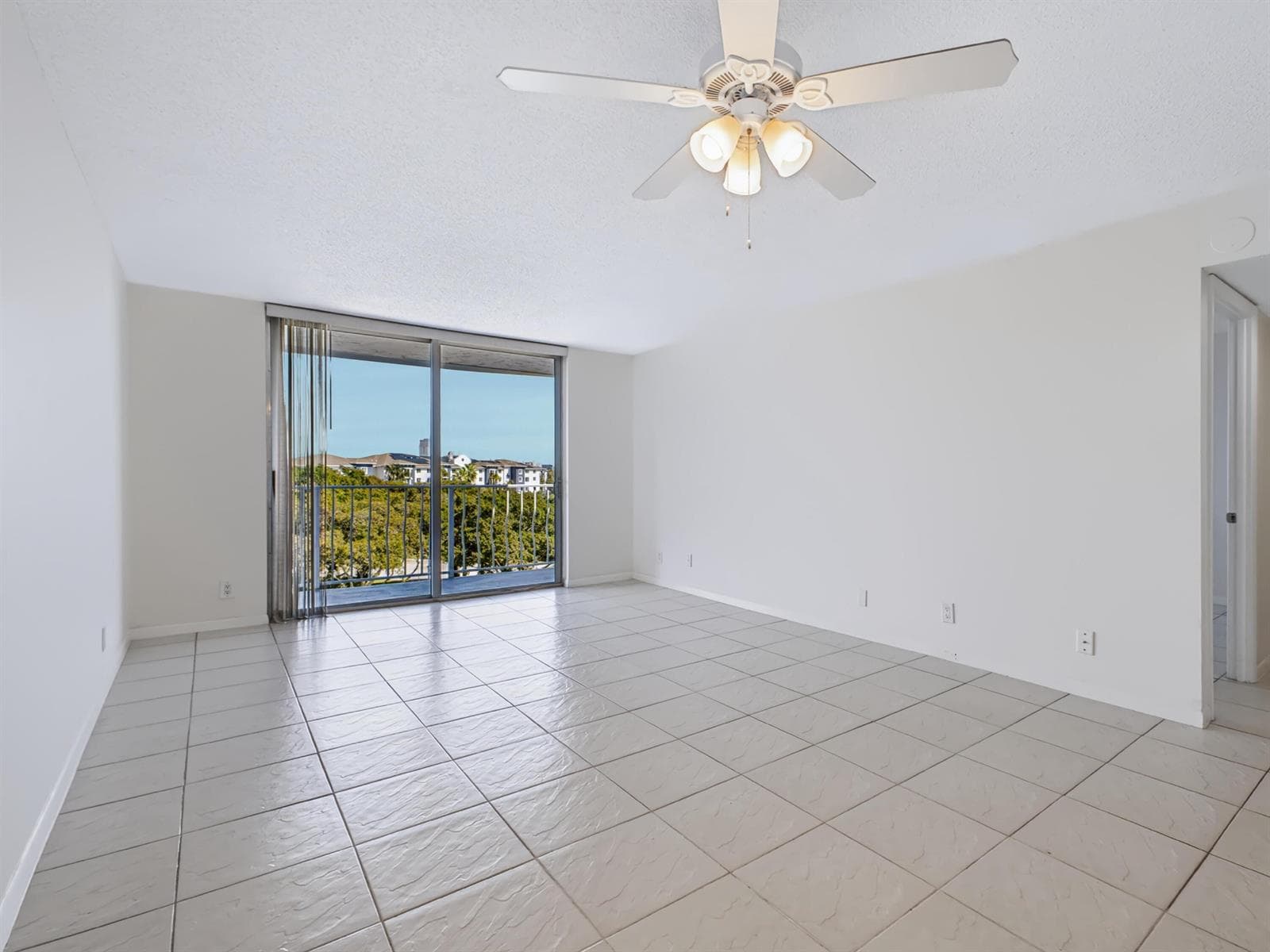 500 Executive Center Dr 5M - Living Room