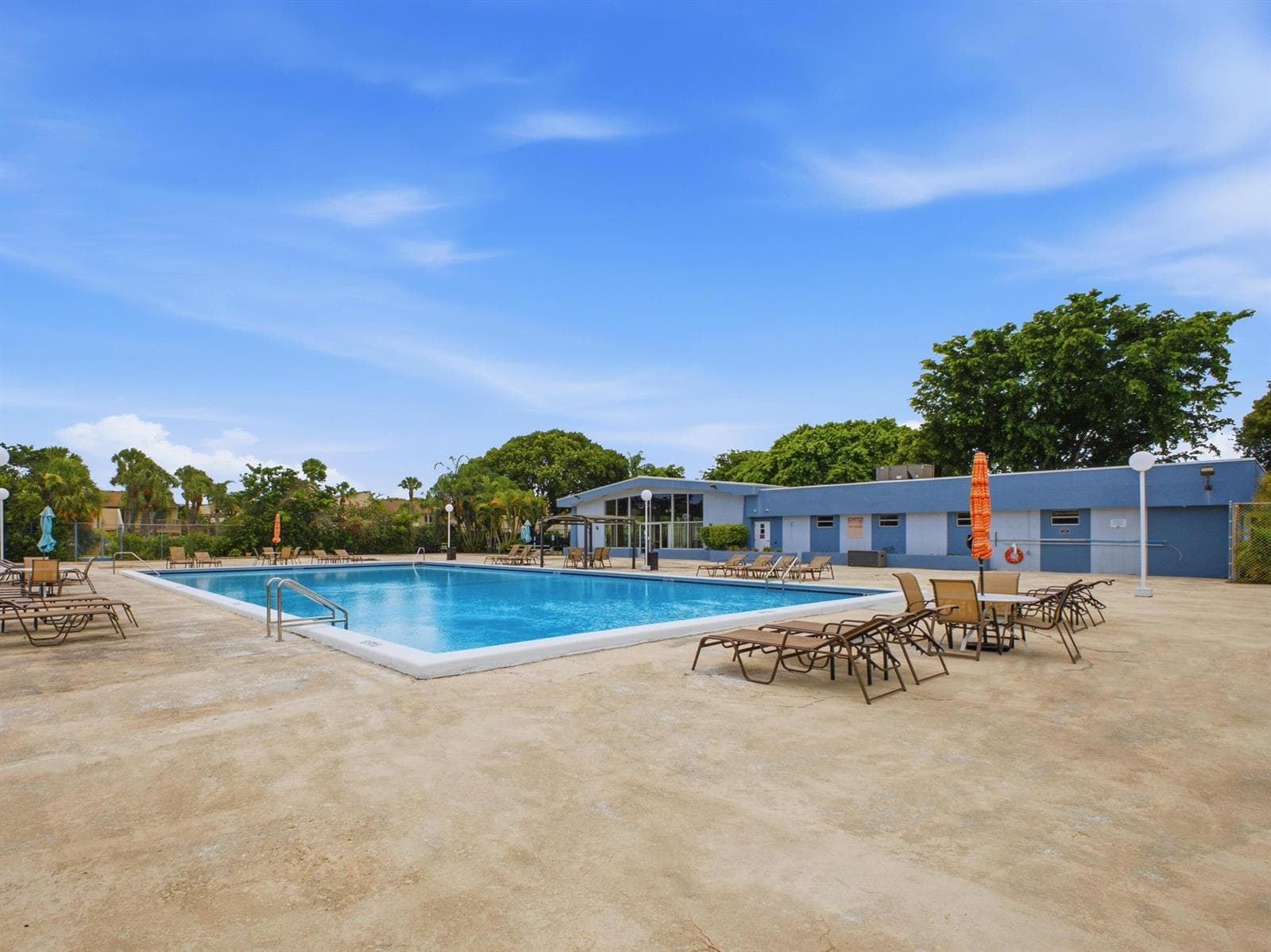 500 Executive Center Dr 5M - Pool
