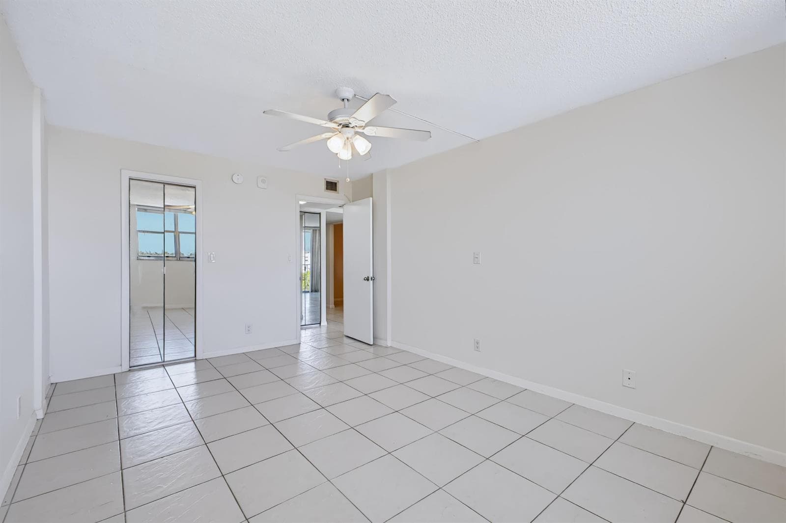 500 Executive Center Dr 5M - Bedroom