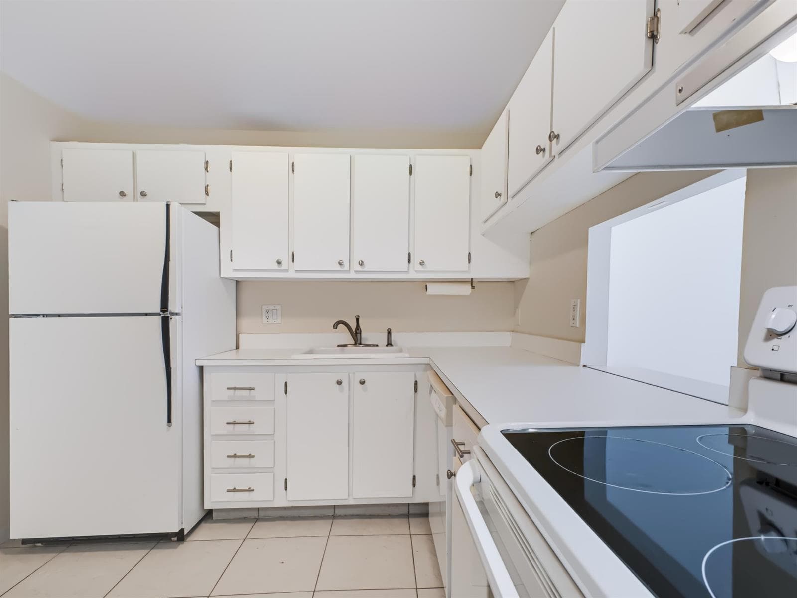 500 Executive Center Dr 5M - Kitchen