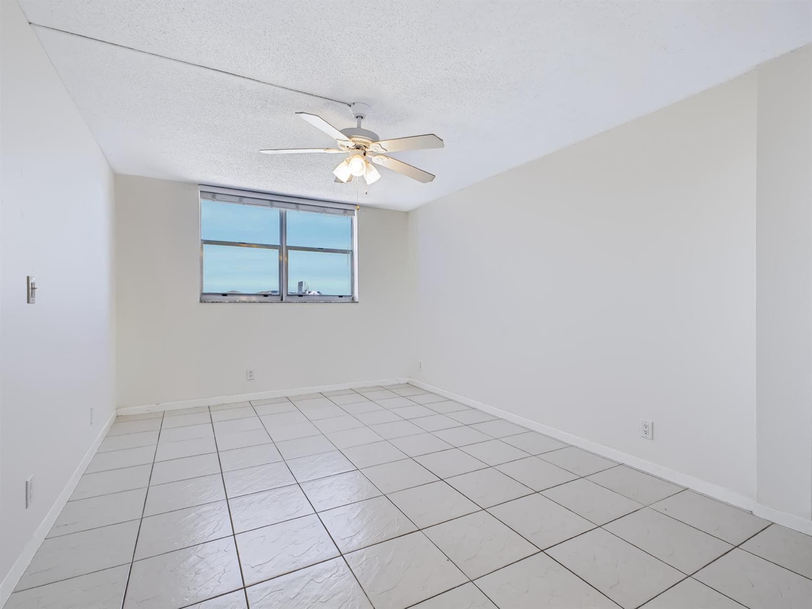 500 Executive Center Dr 5M - Bedroom