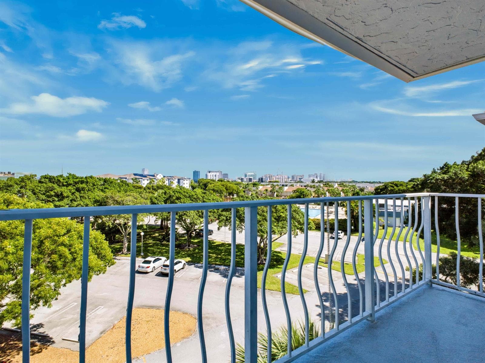 500 Executive Center Dr 5M - Balcony