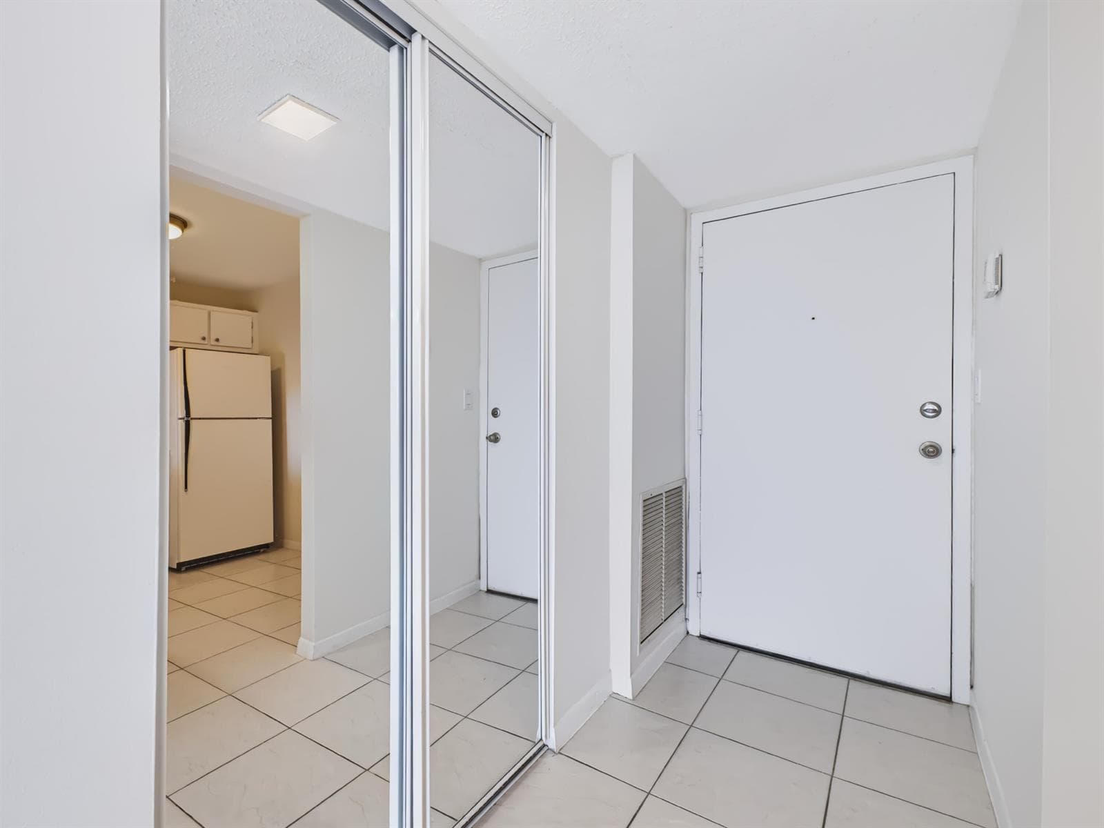 500 Executive Center Dr 5M - Foyer