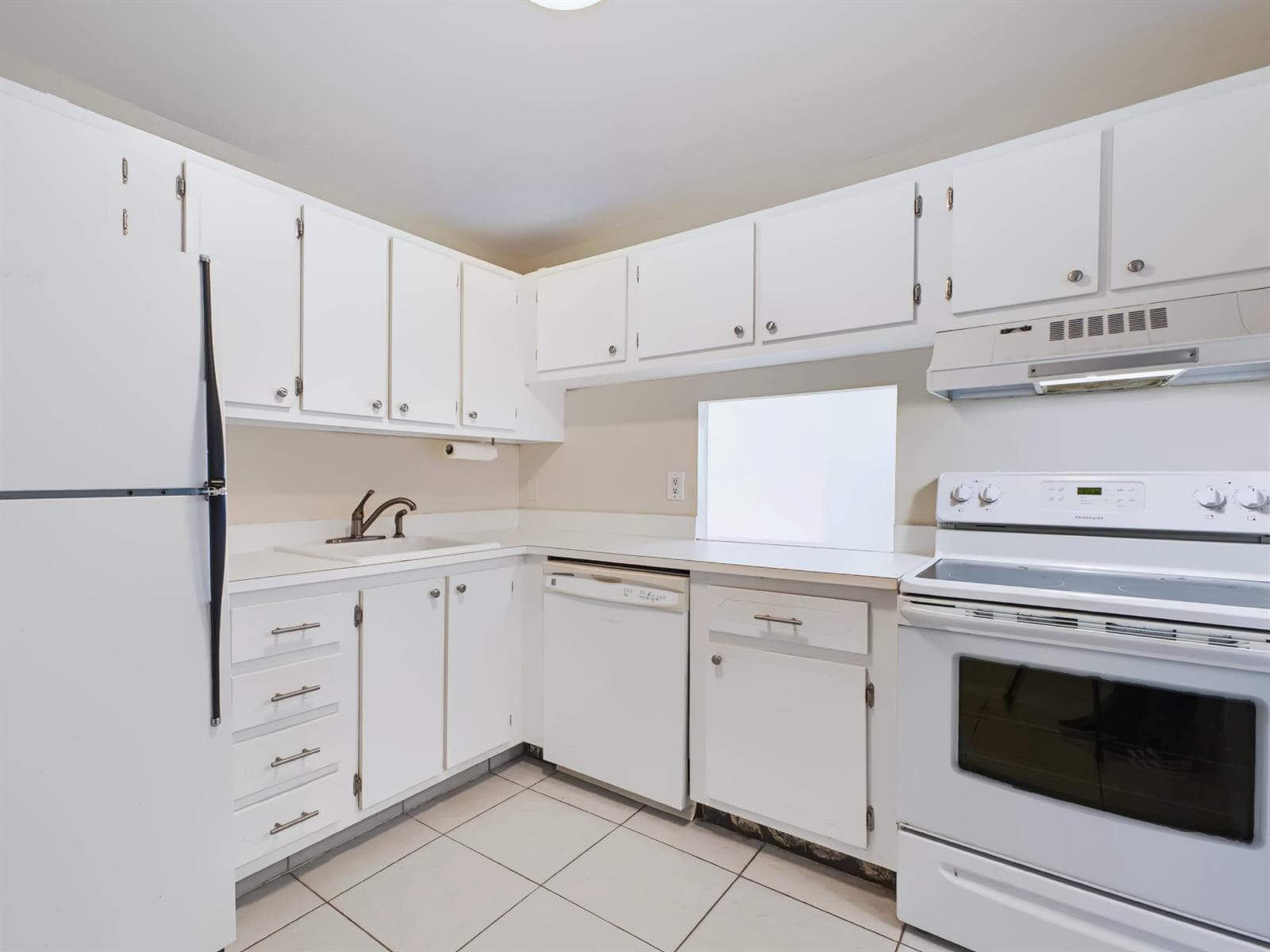 500 Executive Center Dr 5M - Kitchen
