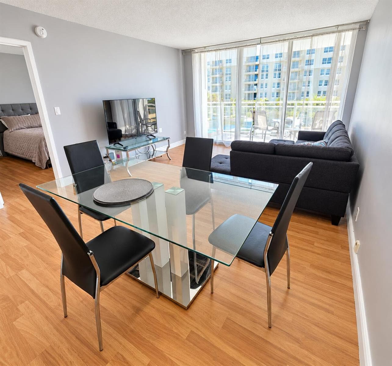 Bright Modern Apartment Living and Dinin