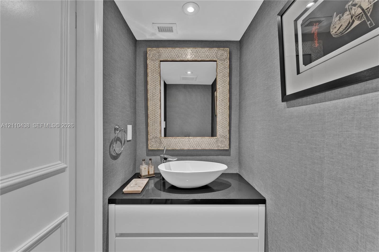 Powder room/Half bathroom