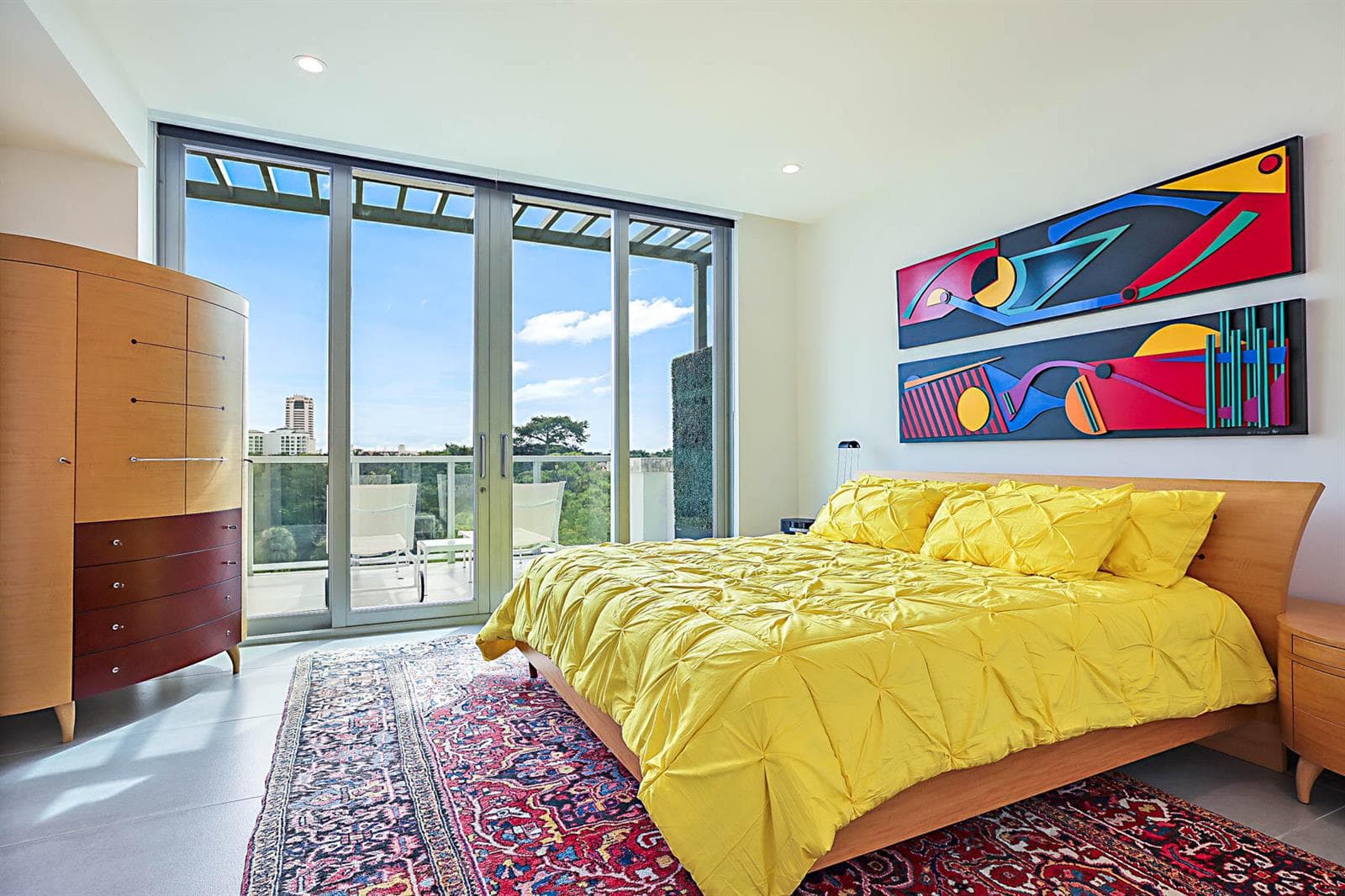 VERY BRIGHT PRIMARY BEDROOMS