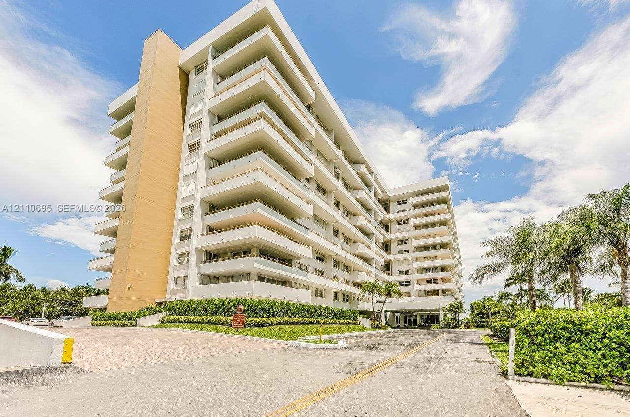 Commodore Club East · #501 in Key Biscayne - Photo 10