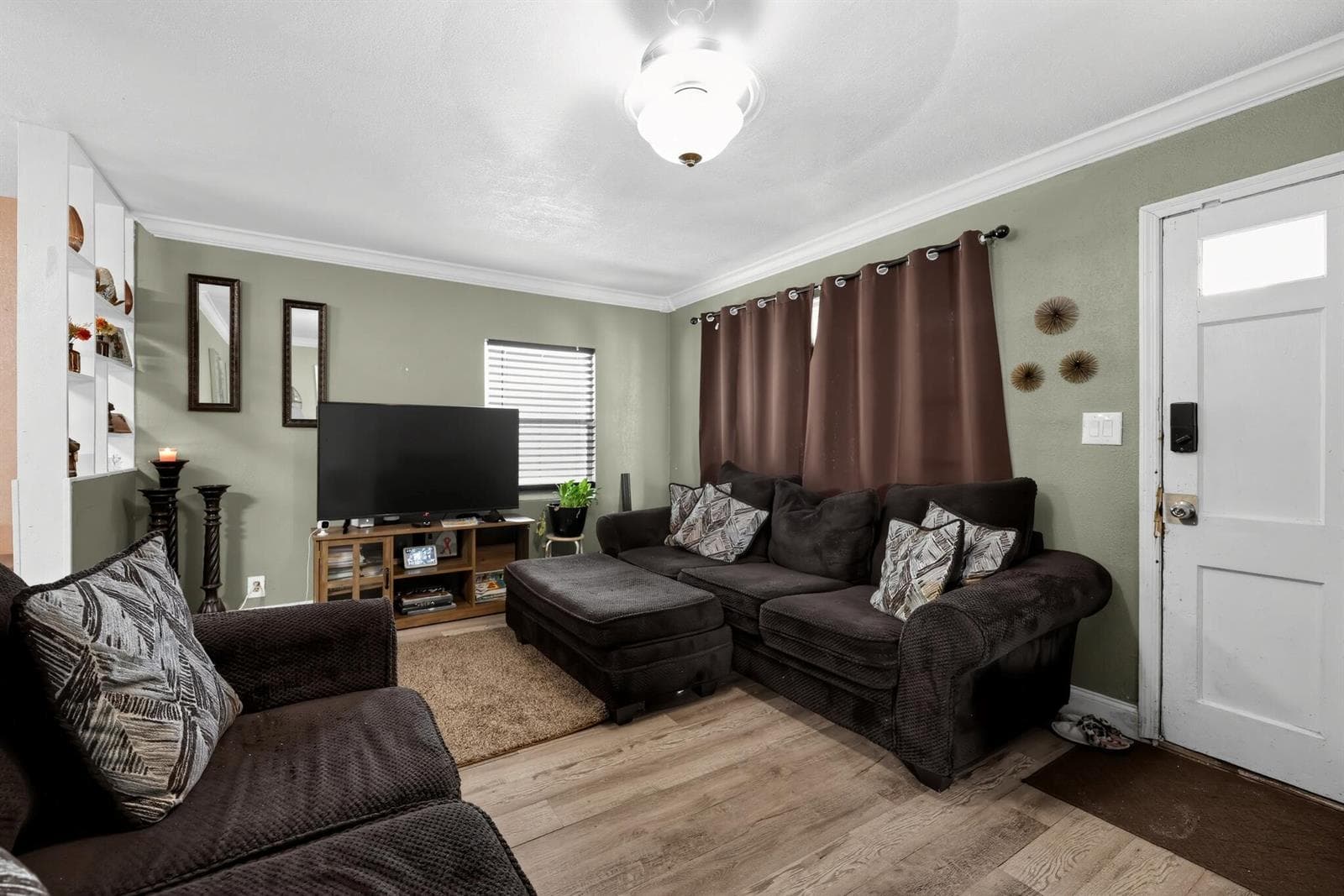 14_628_58th_St-Living_room-0265