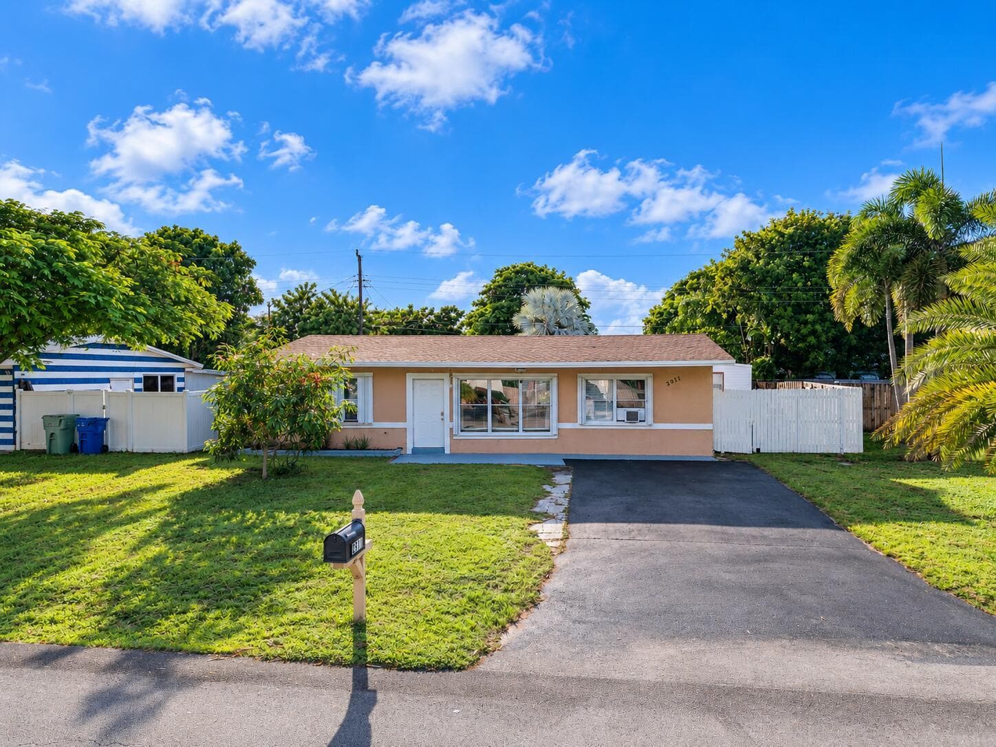 Sunny Ranch Home with Mailbox 2911-1