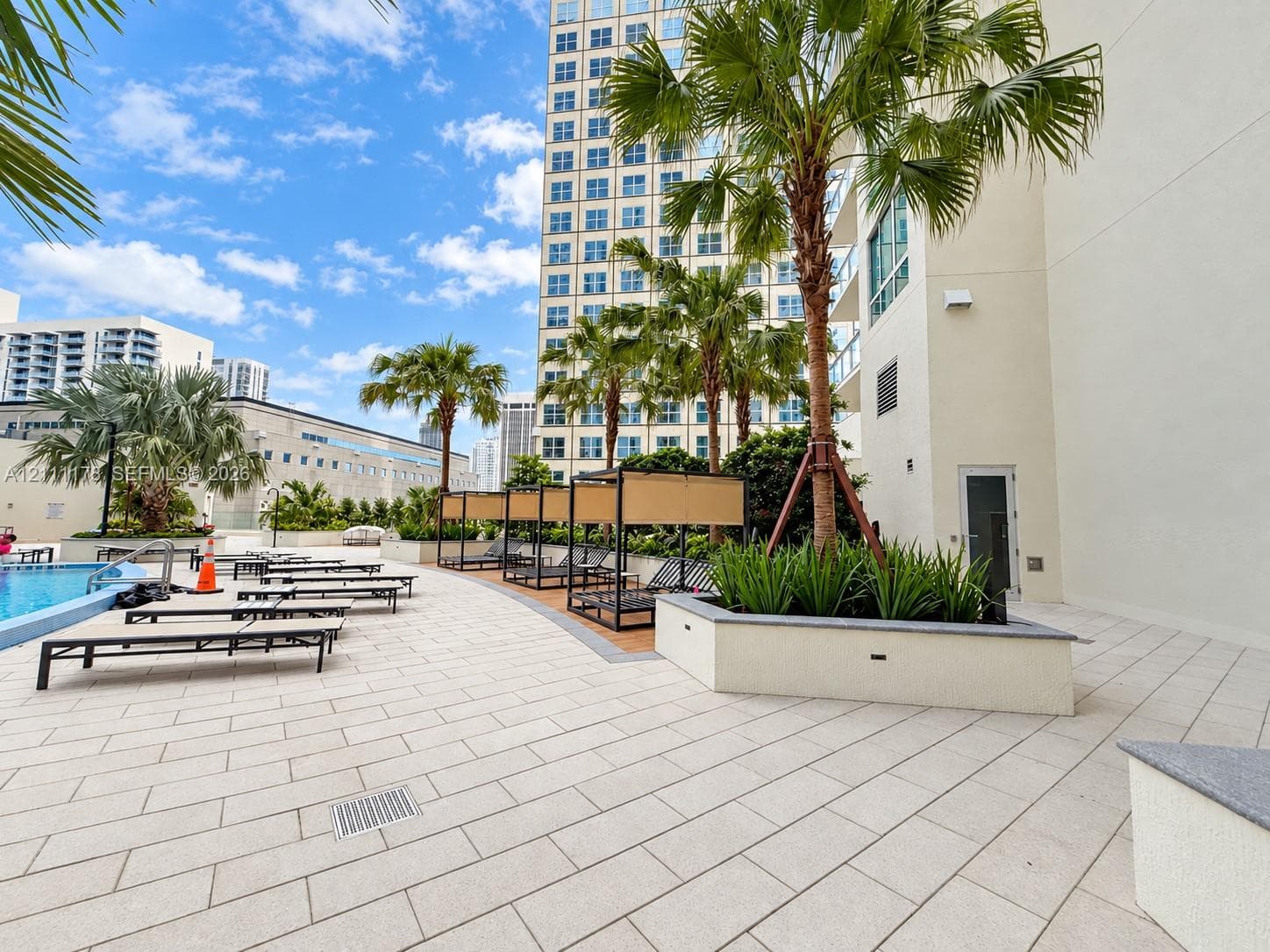 Met 1 · #T-1405 in Miami - Photo 28