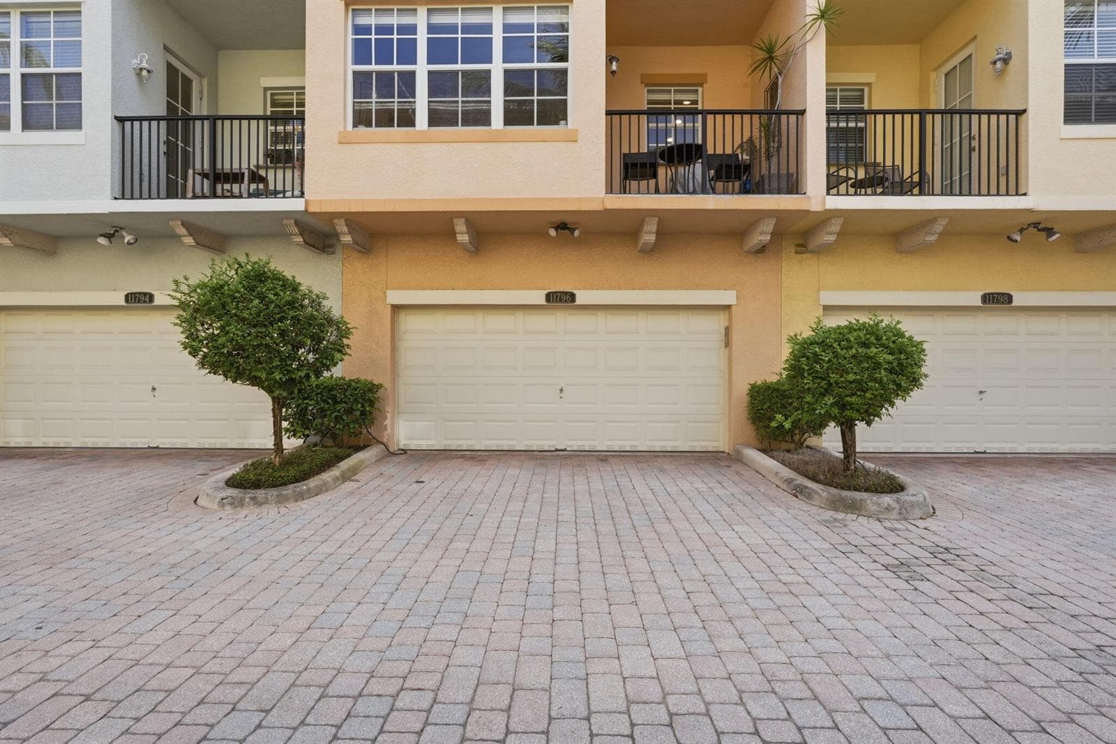 44-web-or-mls-11796_Valencia_Gardens_Ave