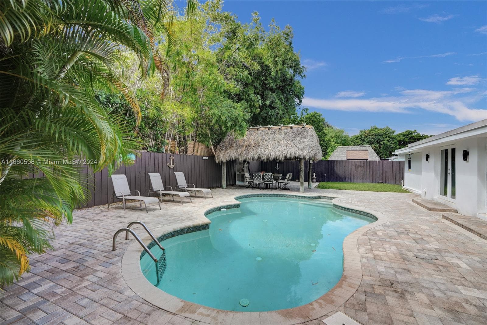 1910 N Hibiscus Dr photo 1
