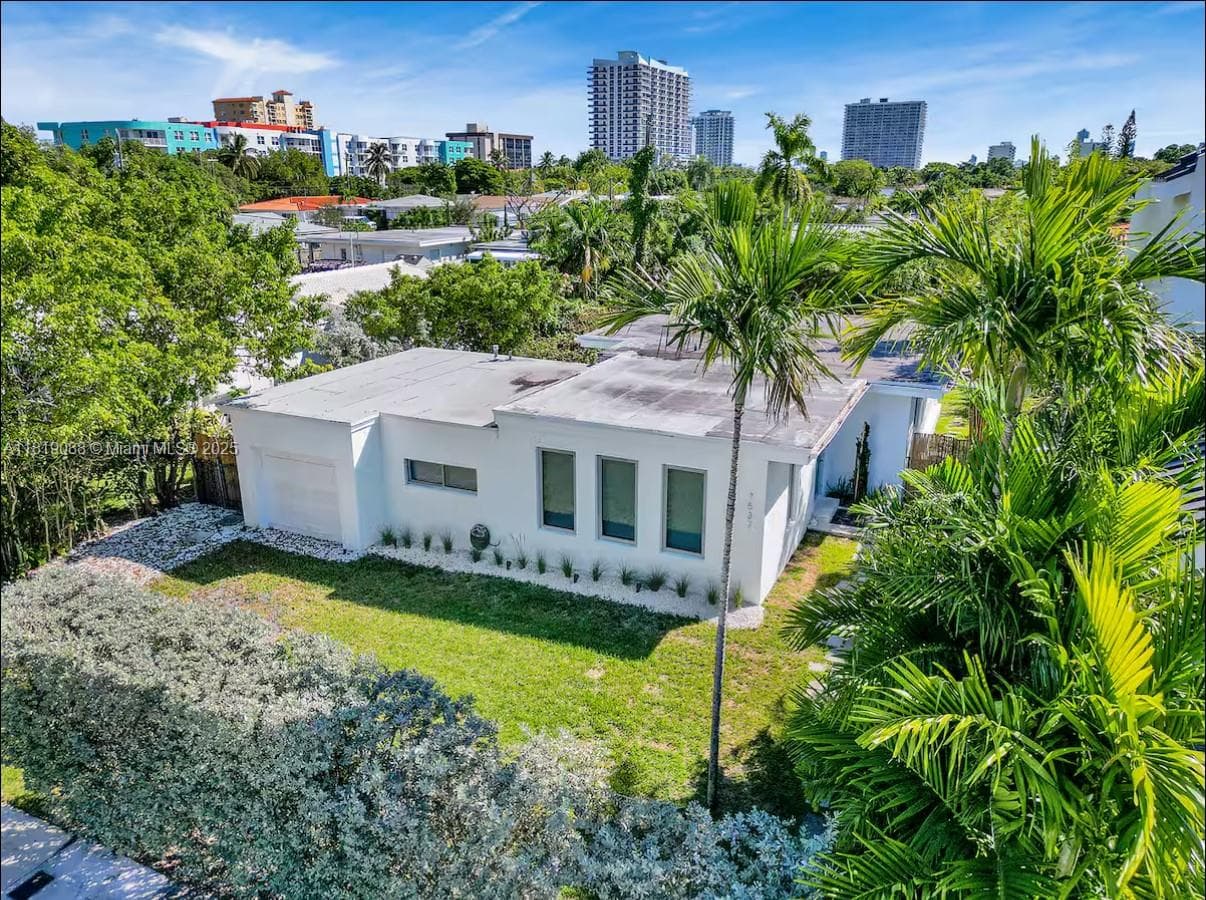 7537 W Treasure Dr photo 1