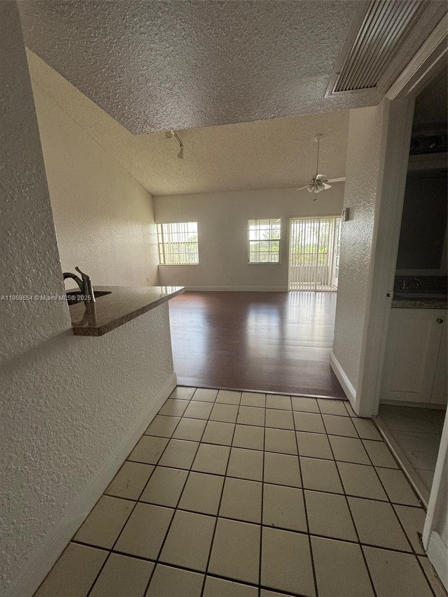 LAKEVIEW CLUB CONDO · #310 in Oakland Park - Photo 1