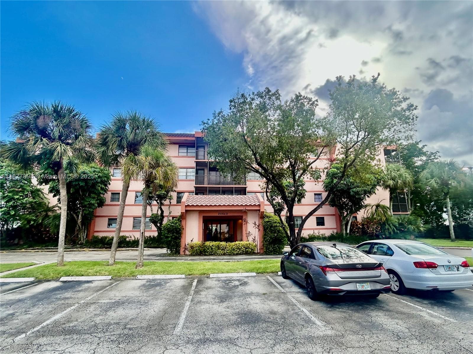 LAKEVIEW OF THE CALF CLUB · #404-6 in Miami - Photo 1