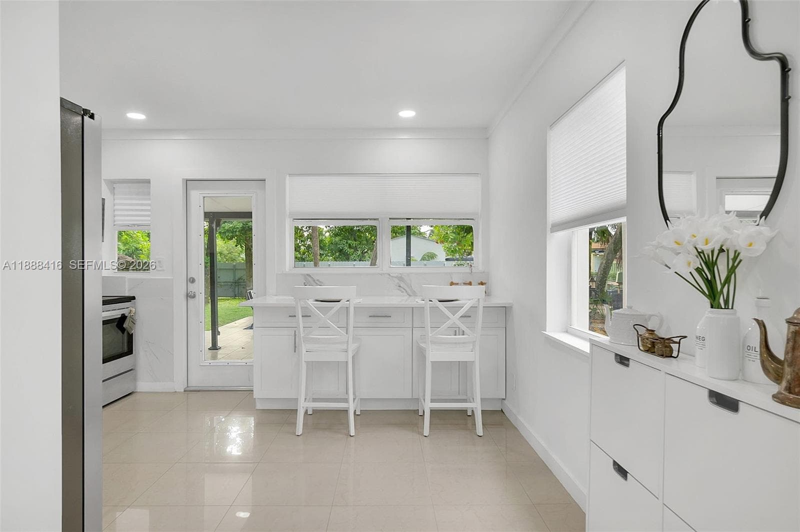 Kitchen with breakfast bar