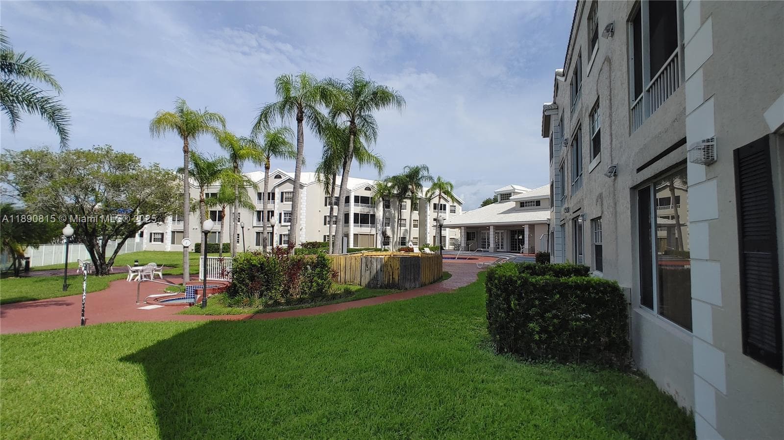 LAKEVIEW CLUB CONDO · #309 in Oakland Park - Photo 1