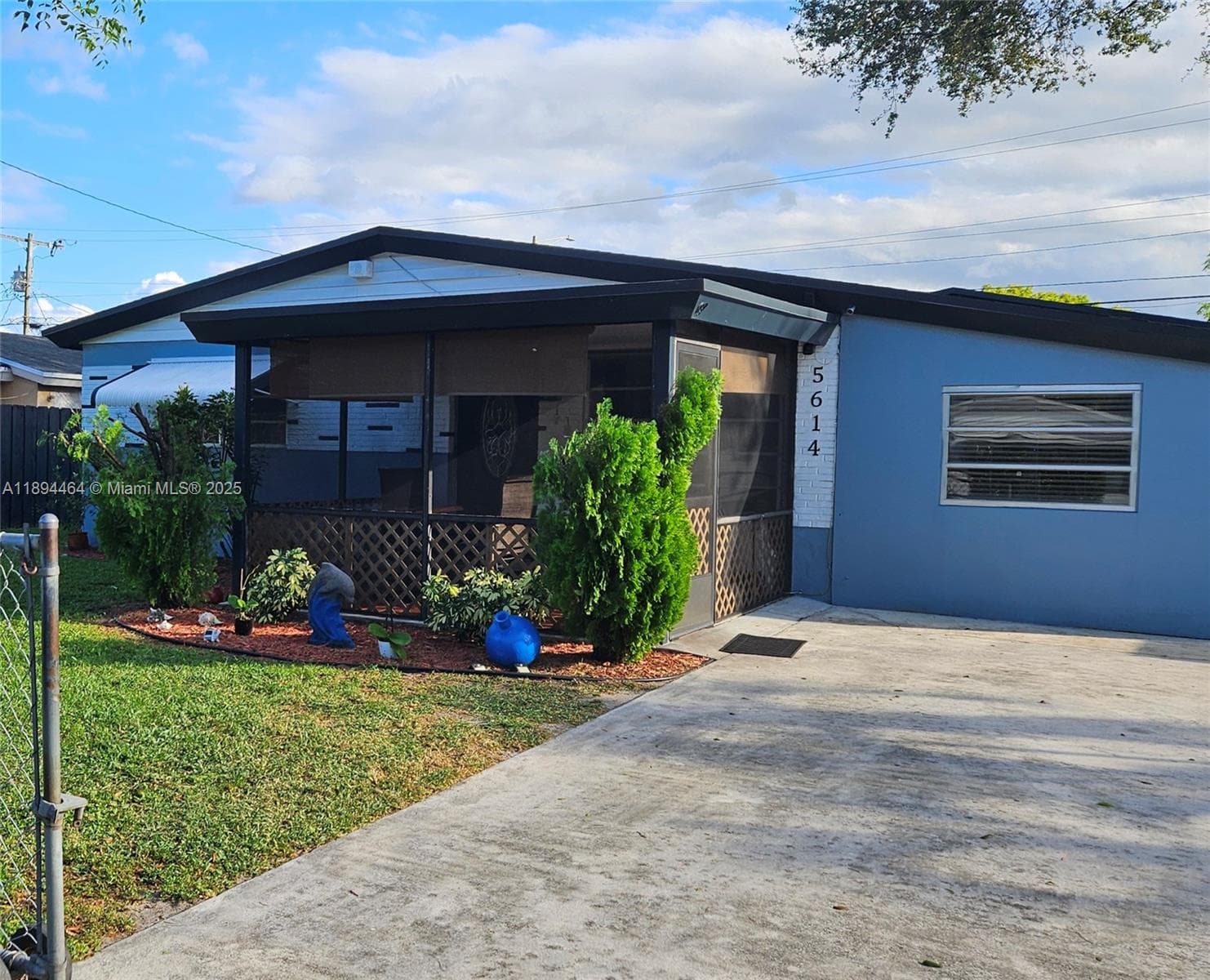 5614 Hope St photo 1