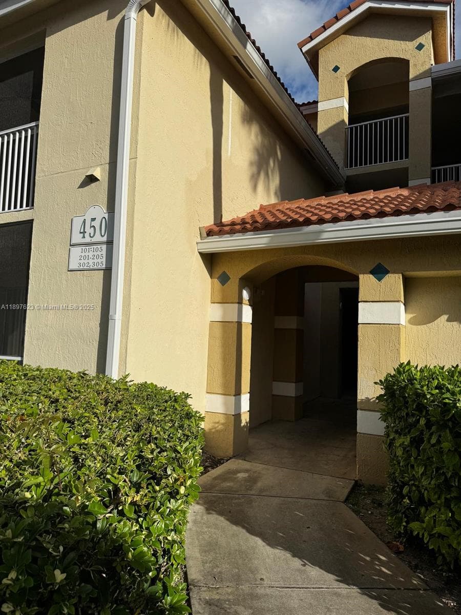 PINEHURST CLUB CONDO · #5-304 in Hollywood - Photo 1
