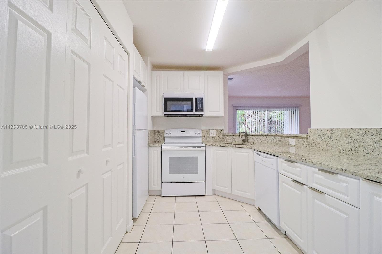 Summer Lake · #105 in Oakland Park - Photo 1