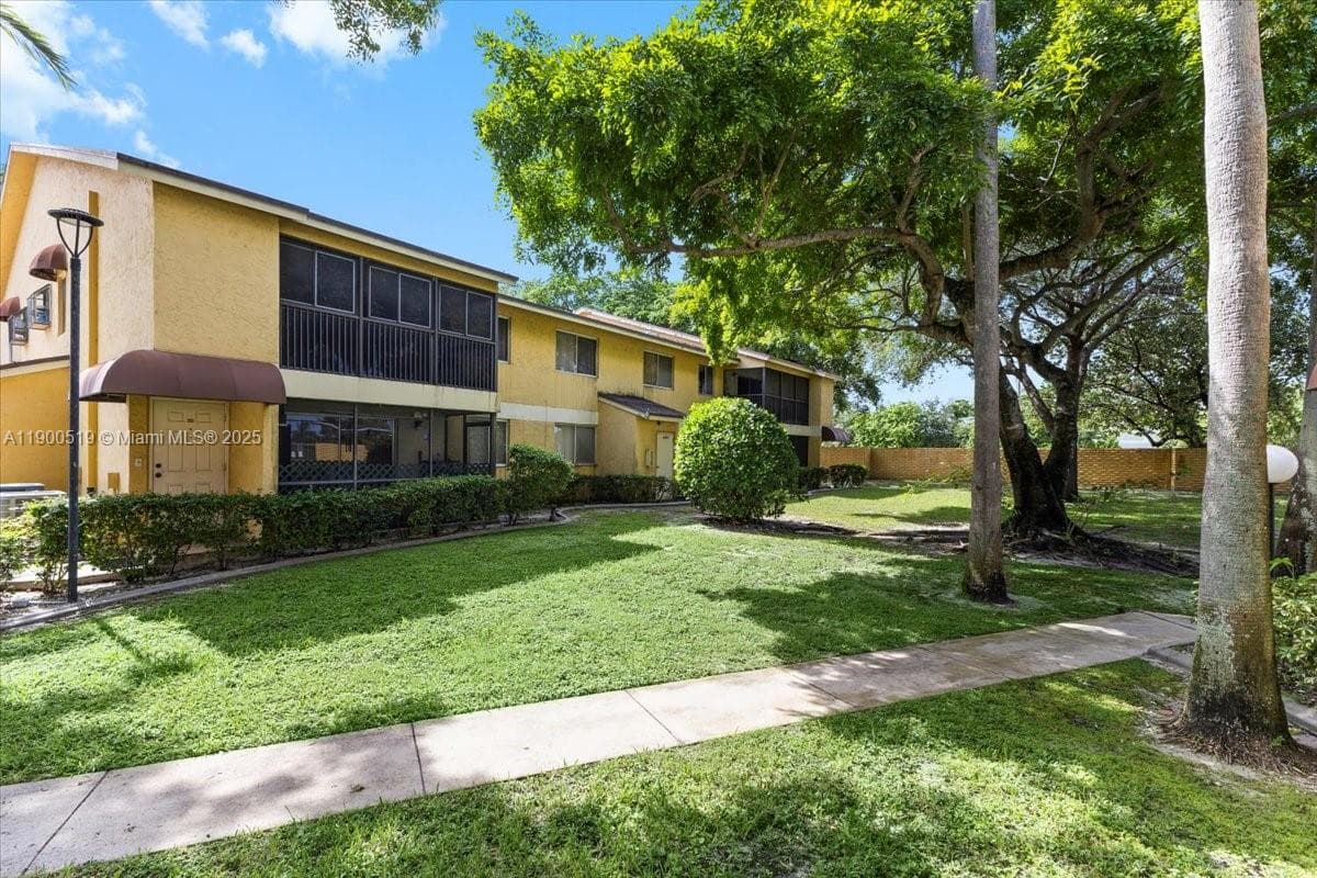 OAKLAND FOREST CLUB · #204 in Oakland Park - Photo 1