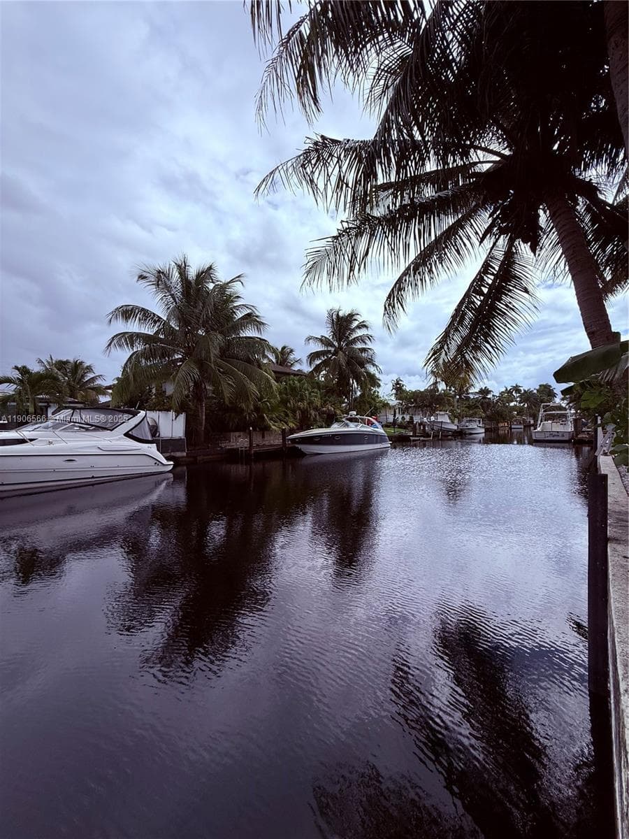 2524 Key Largo Ln photo 1