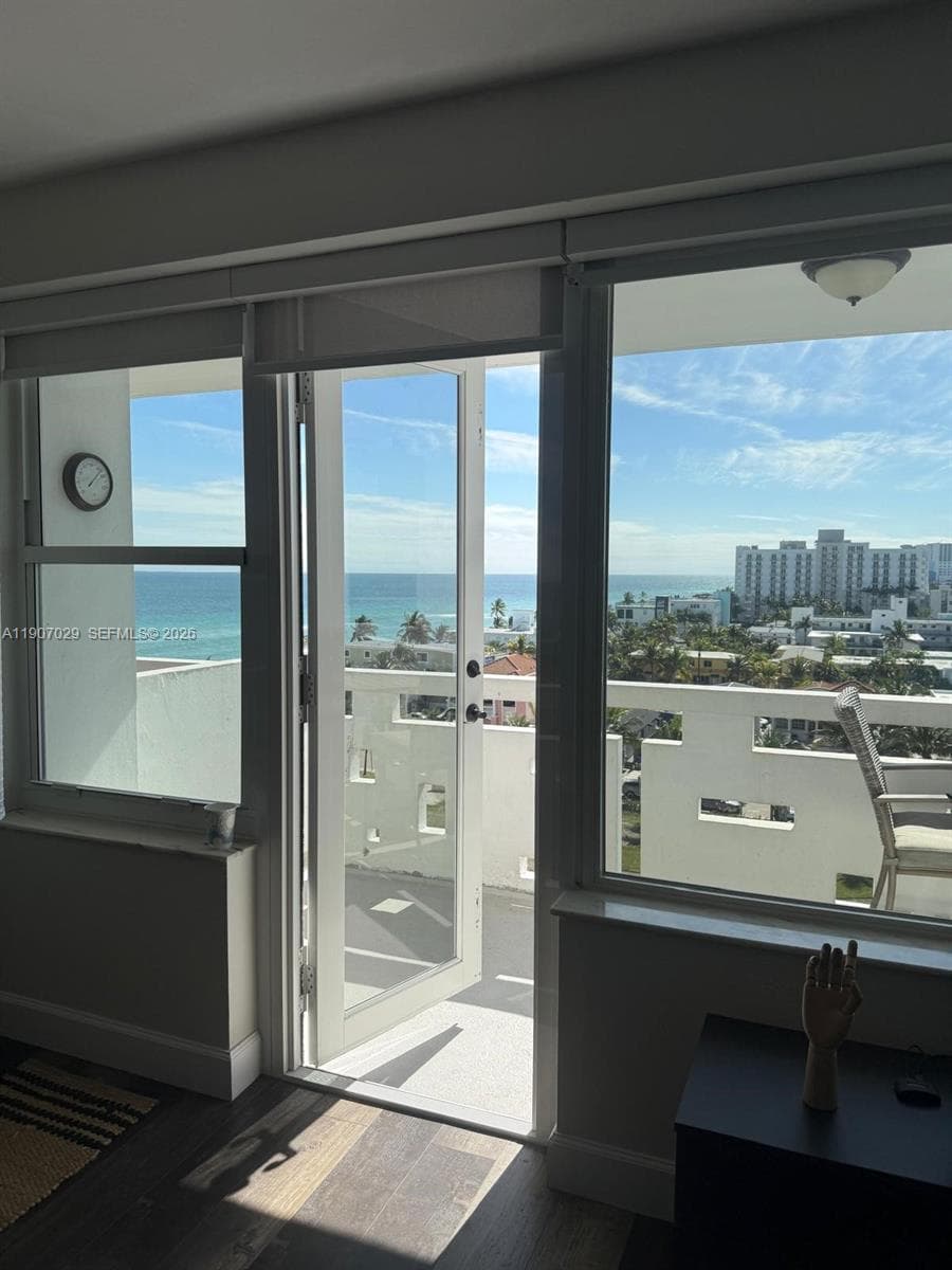 HOLLYWOOD TOWERS CONDO · #811 in Hollywood - Photo 1