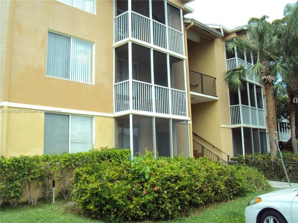 WINDWARD LAKES CONDO · #H103 in Pompano Beach - Photo 1