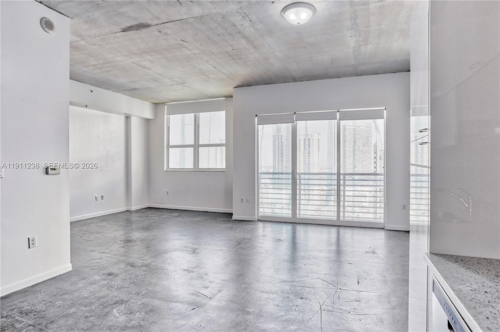 Open plan loft, tall ceilings