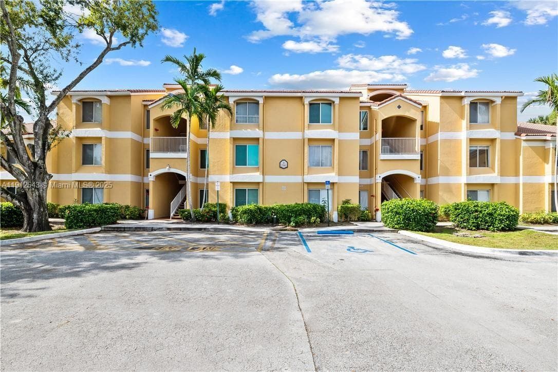 SAILBOAT POINTE CONDO · #613 in Oakland Park - Photo 1