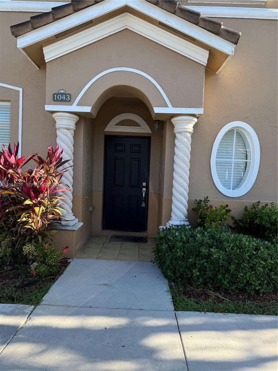 1043 SE 23rd Ave photo 1