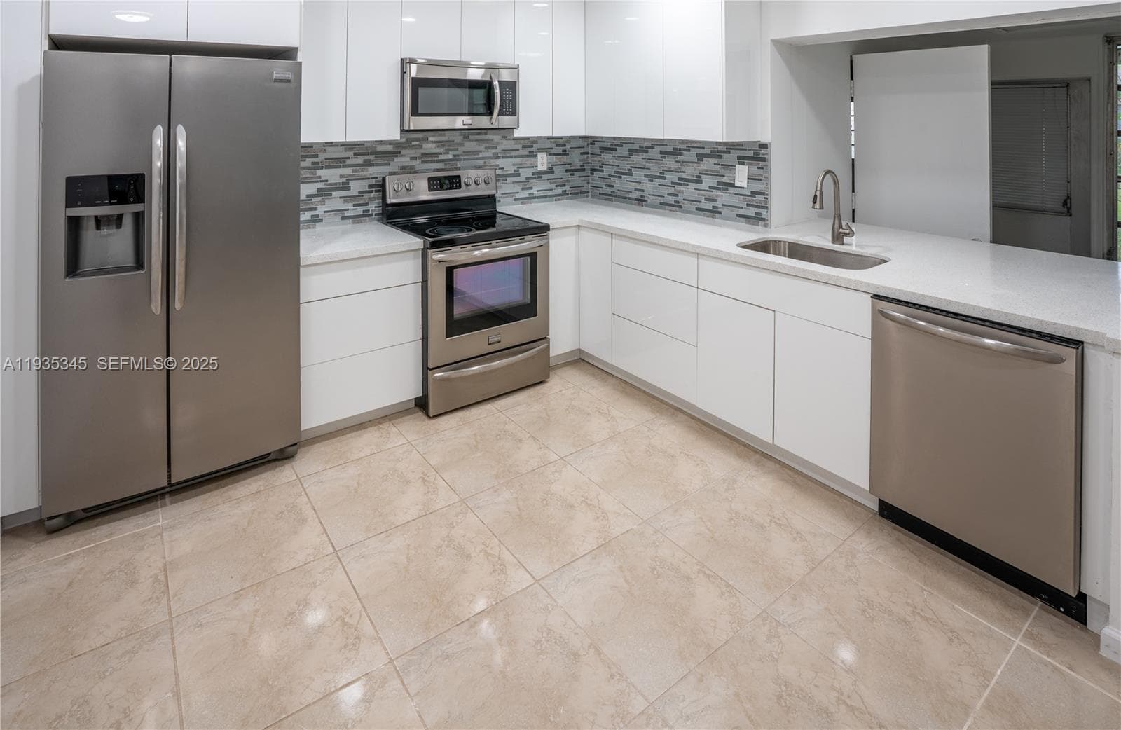 GREEN HILLS PARK WEST · #21243 in Miami - Photo 1
