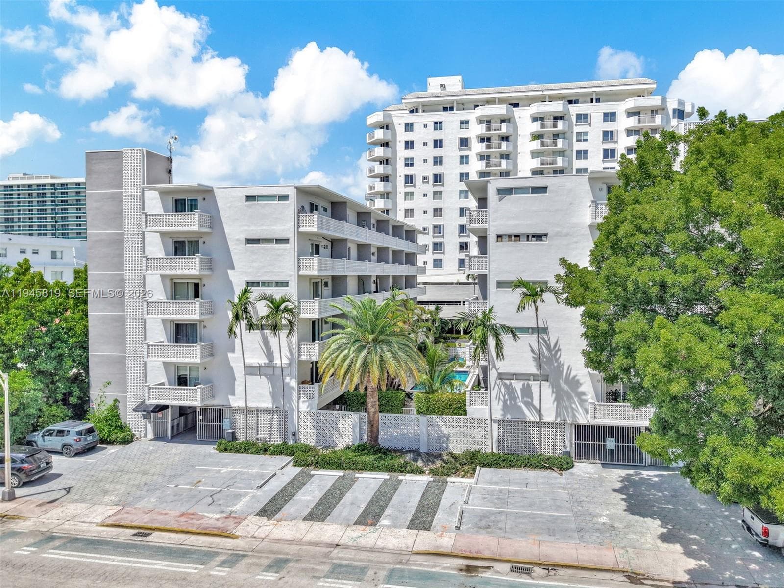 Twin Towers Condo · #603 in Miami Beach - Photo 1
