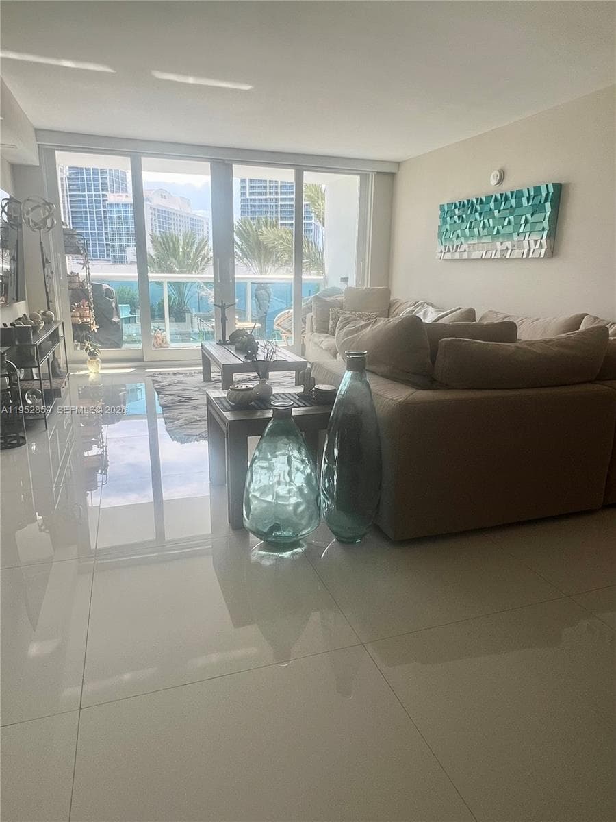 AQUASOL CONDOMINIUM · #5P in Miami Beach - Photo 1