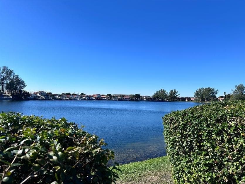 Lago Grande · #23-12 in Hialeah - Photo 1