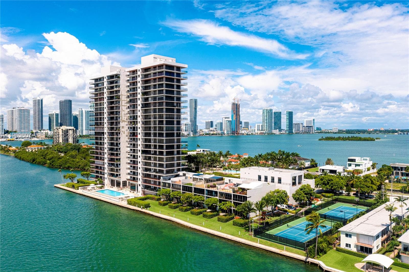 1000 Venetian Way #301