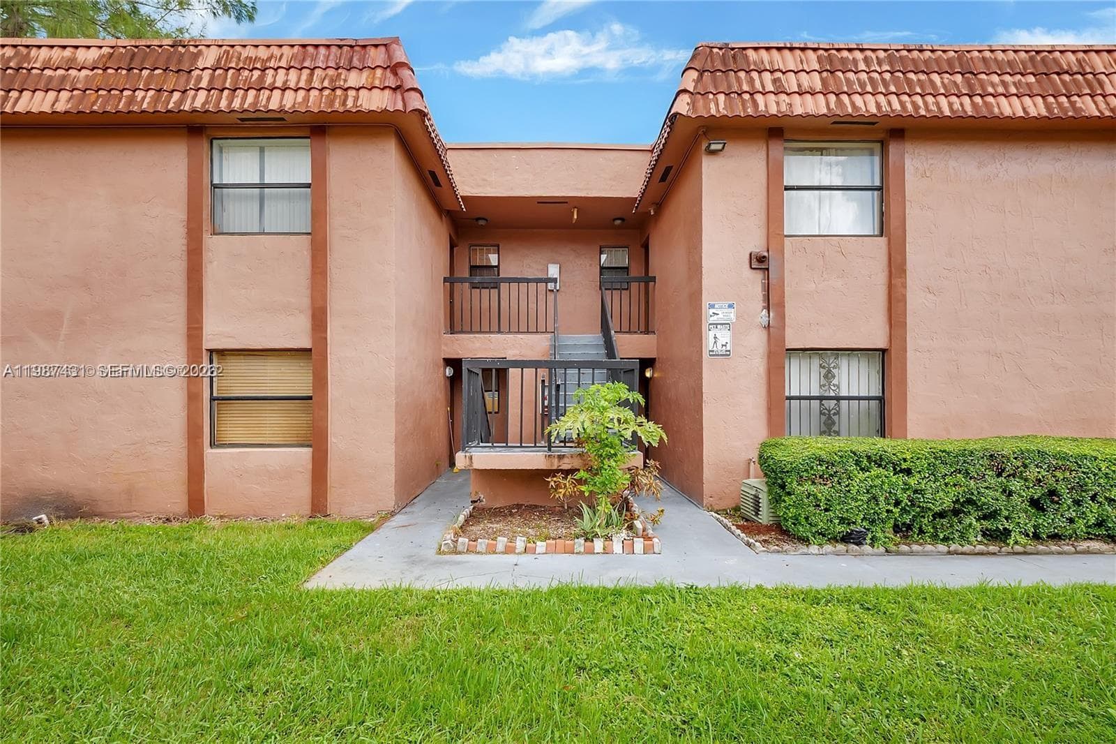 LAGO GRANDE · #58-12 in Hialeah - Photo 1