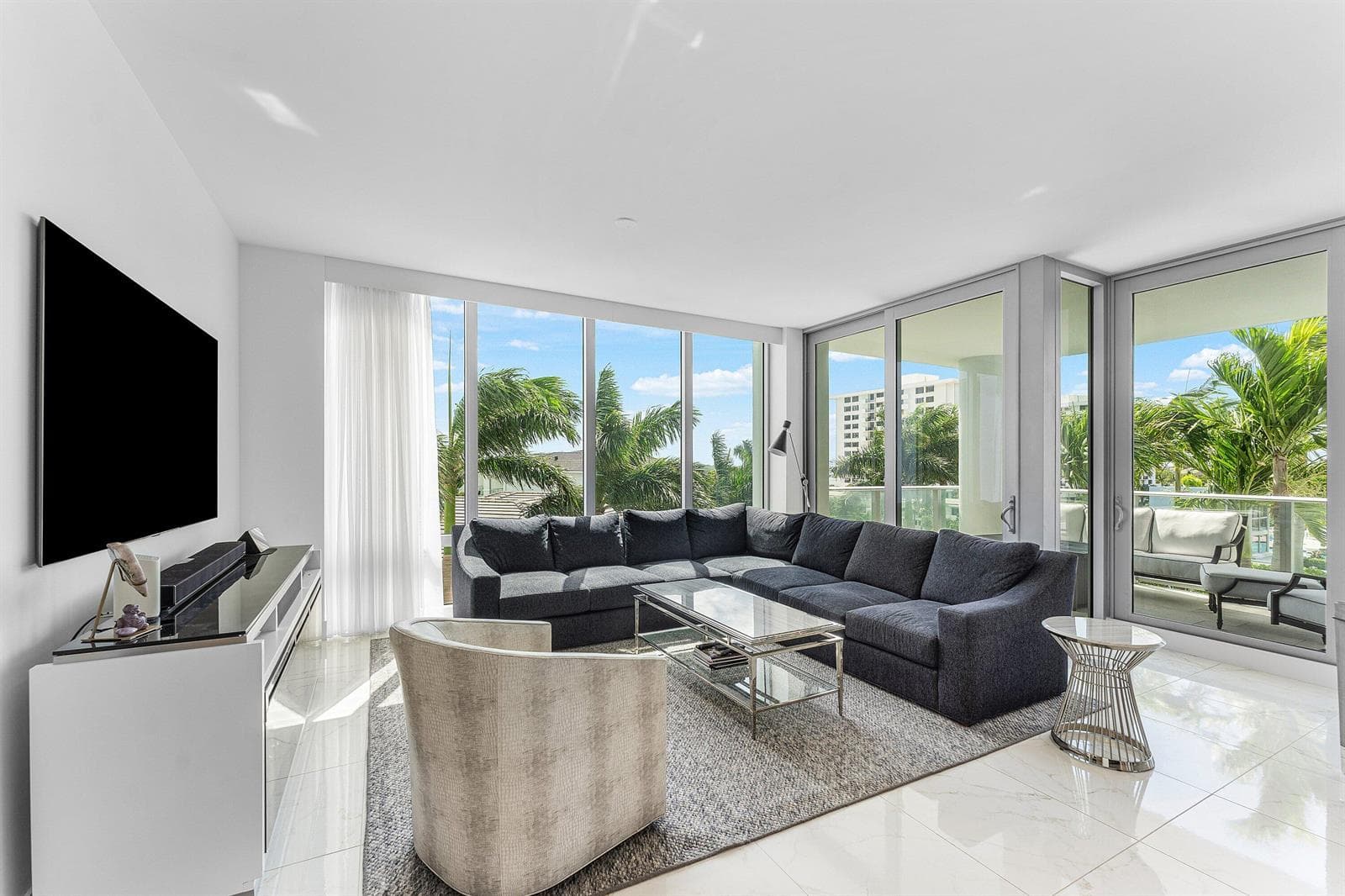 Bright & Open w High Ceilings