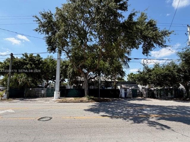 890 E 52nd St photo 1