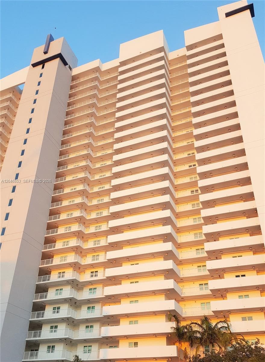 THE OAKS I CONDO · #1105 in North Miami - Photo 1