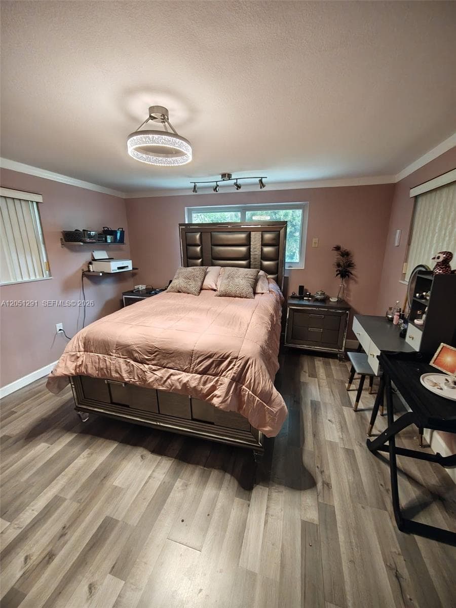 2418 Scott St photo 1
